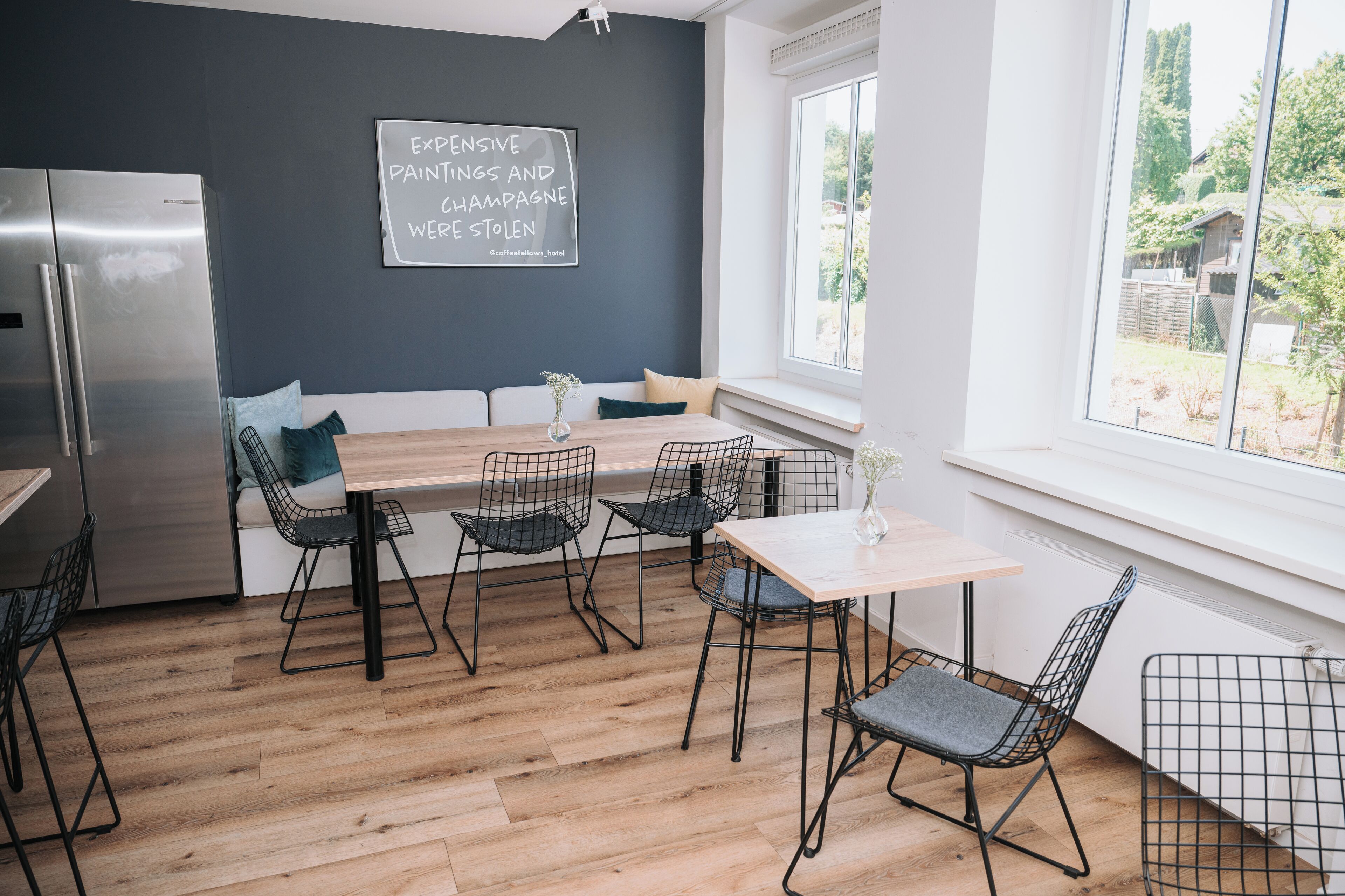 Een koelkast, een microgolfoven, een waterkoker