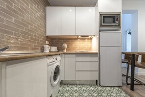 Een koelkast, een microgolfoven, een kookplaat