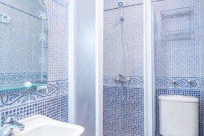 Bañera, secador de pelo, toallas
