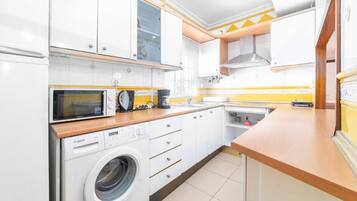 Een koelkast, een microgolfoven, een koffiezetapparaat/waterkoker