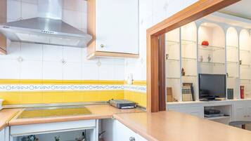 Een koelkast, een microgolfoven, een koffiezetapparaat/waterkoker