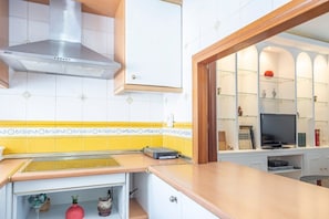 Kühlschrank, Mikrowelle, Wasserkocher mit Kaffee-/Teezubehör