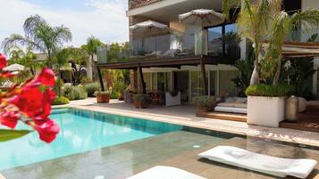 Piscina all'aperto, una piscina riscaldata