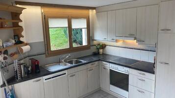 Réfrigérateur, four, plaque de cuisson, lave-vaisselle