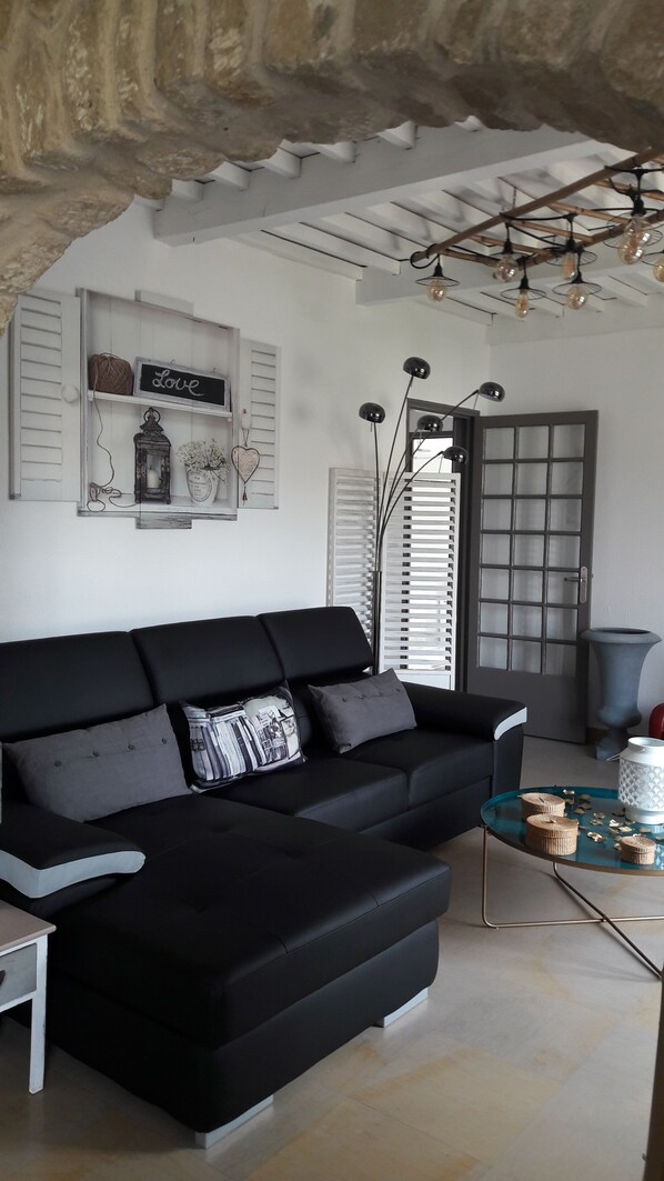 TV connectée, cheminée, livres