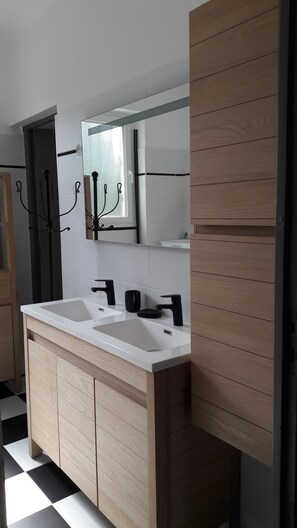 淋浴设施、吹风机、毛巾