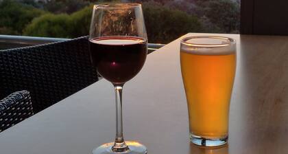 Semaphore Sea Breeze-Family Beach/Pool Holiday. 450m to Beach. 20 min to airport