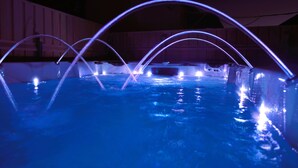A swimming pool with arched lighting fixtures. - Semaphore Sea Breeze-Family Beach/Pool Holiday. 450m to Beach. 20 min to airport (Semaphore)