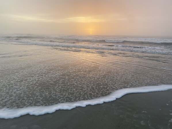 Beach nearby, sun-loungers, beach towels