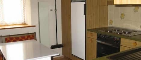 Fridge, stovetop