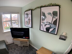 Comfort House | Living area | Smart TV, Netflix, streaming services - The coach house views netflix sleeps 5 (Leicester)