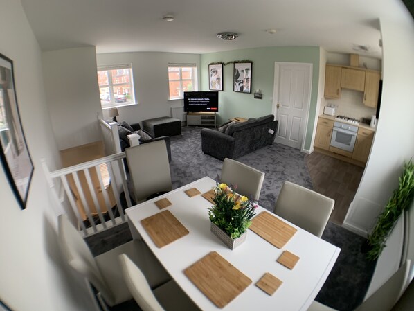 Comfort House | In-room dining - The coach house views netflix sleeps 5 (Leicester)