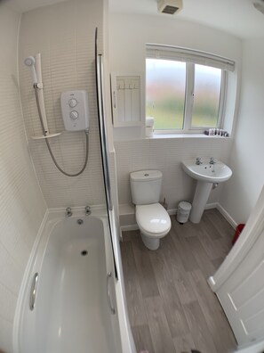 Comfort House | Bathroom | Combined shower/tub, free toiletries, towels - The coach house views netflix sleeps 5 (Leicester)