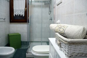Vasca, asciugacapelli, bidet, asciugamani