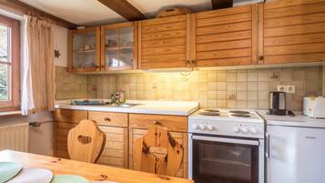 Fridge, oven, stovetop, coffee/tea maker