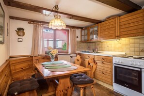 Fridge, oven, stovetop, coffee/tea maker