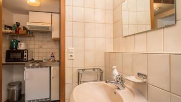 Kühlschrank, Ofen, Herdplatte, Wasserkocher mit Kaffee-/Teezubehör