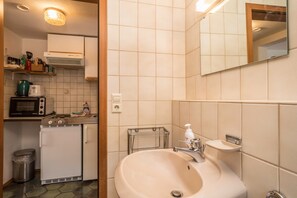 Fridge, oven, stovetop, coffee/tea maker