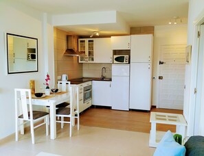 Kühlschrank, Mikrowelle, Ofen, Wasserkocher mit Kaffee-/Teezubehör