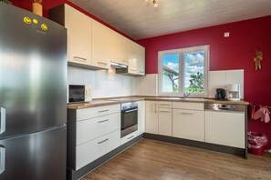 Fridge, microwave, oven, stovetop - Holiday Apartment "Buche" with Wi-Fi, Mountain View, Terrace & Garden (Neukirch)