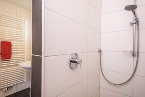 Regadera, amenidades de baño gratuitas, secadora de cabello, toallas 
