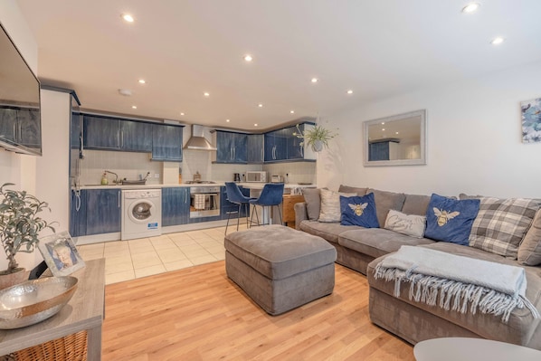 Smart TV - Windsor Town Centre Sleeps 6 (Windsor)