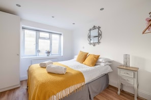 2 bedrooms, iron/ironing board, WiFi, bed sheets - Windsor Town Centre Sleeps 6 (Windsor)