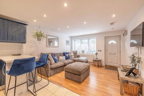 Smart TV - Windsor Town Centre Sleeps 6 (Windsor)