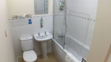 House, 4 Bedrooms | Bathroom | Combined shower/bathtub, towels, shampoo
