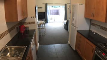 House, 4 Bedrooms | Private kitchen | Full-sized fridge, microwave, oven, stovetop