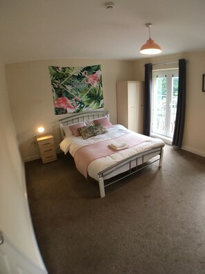 House, 4 Bedrooms | 4 bedrooms - Blackberry House - Sleeps 6 with Parking and Netflix TV (Boston)