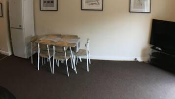 House, 4 Bedrooms | Living room | Flat-screen TV