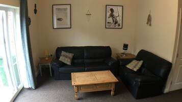 House, 4 Bedrooms | Living room | Flat-screen TV