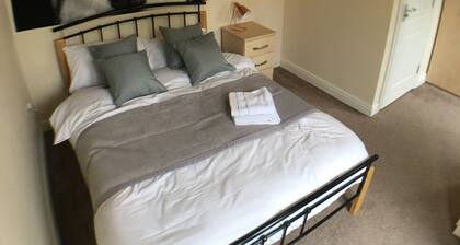 Blackberry House - Sleeps 6 with Parking and Netflix TV