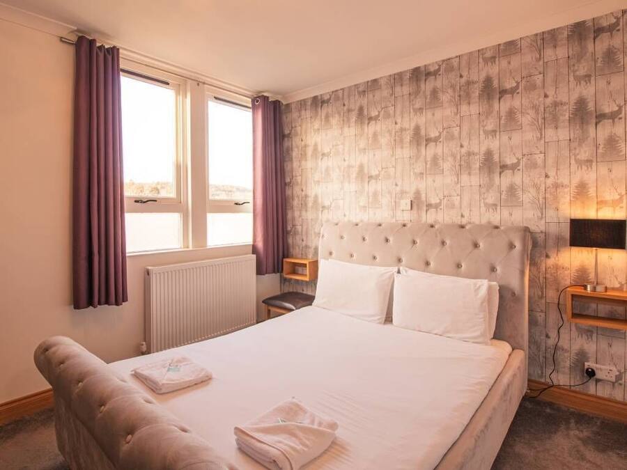 Una scrivania, lenzuola