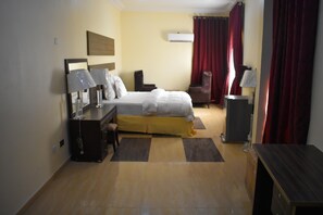 Tallelokero huoneessa, työpöytä, ilmainen Wi-Fi