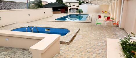 Una piscina al aire libre