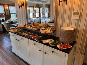 Sarapan bufet setiap hari dengan fi 