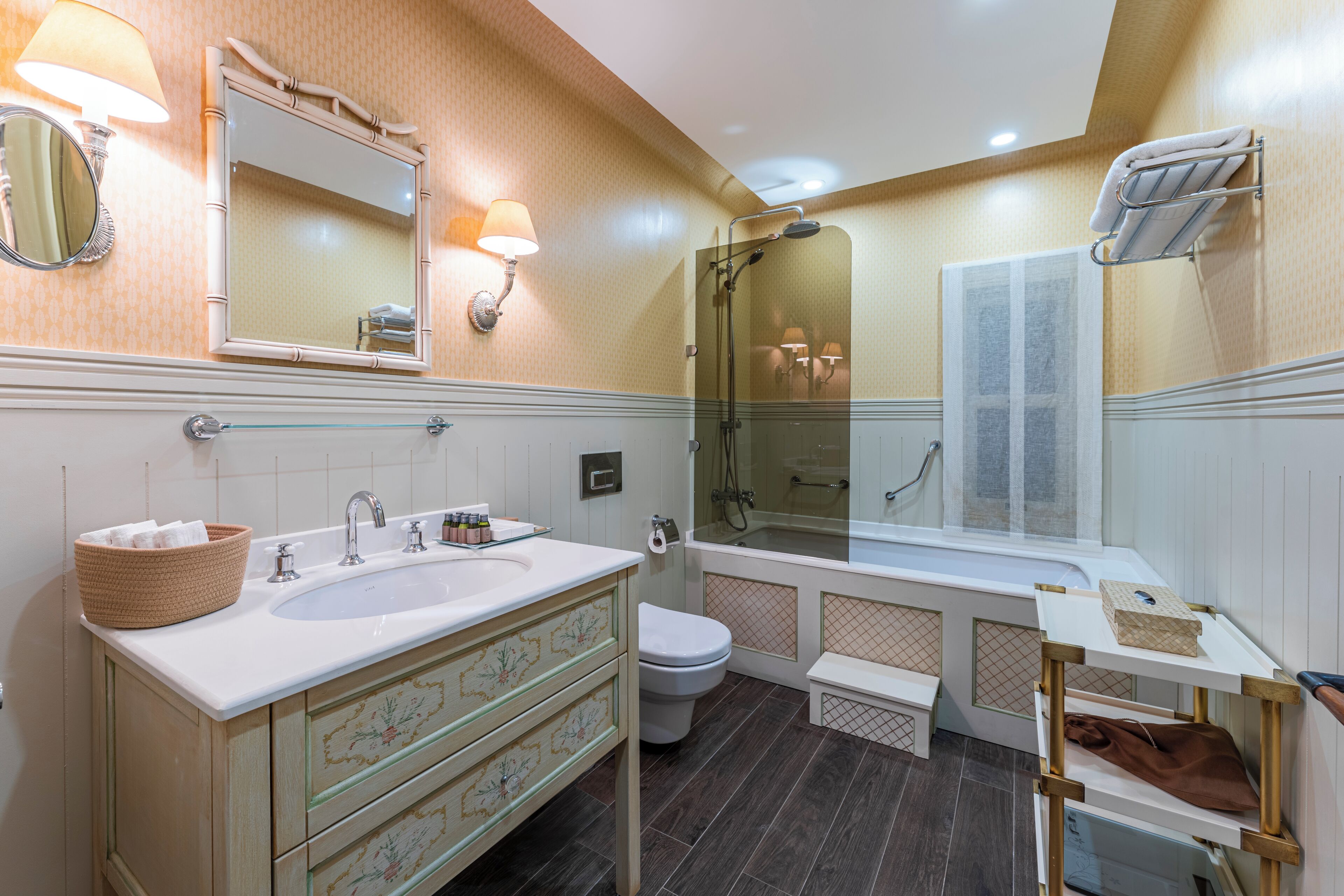 Een badkamer met een wastafel, toilet en douche.