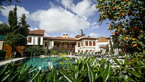 Kolam renang terbuka 