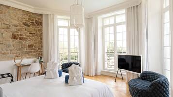 Deluxe Double Room, Sea View | In-room safe, laptop workspace, soundproofing, free WiFi