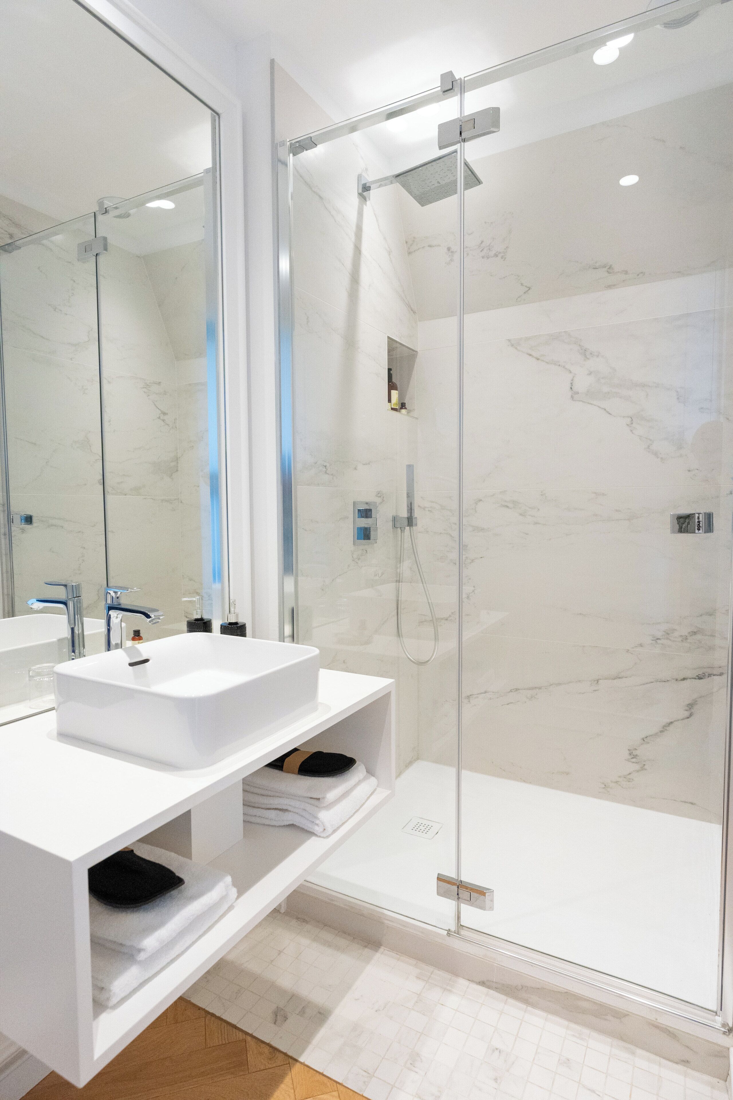 deluxe double room, sea view | bathroom | shower, free toiletries, hair dryer, bathrobes