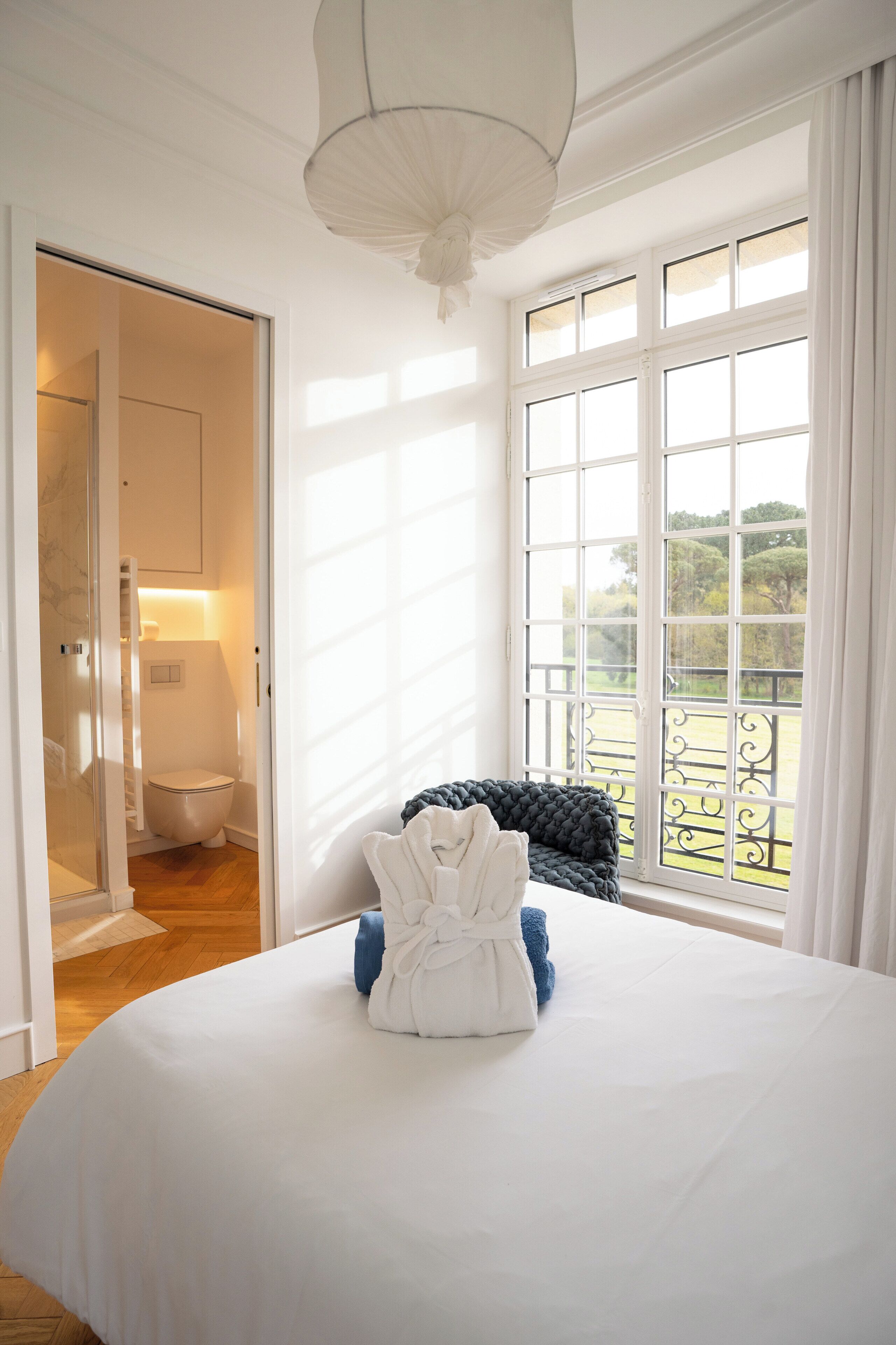 comfort single room | in-room safe, laptop workspace, soundproofing, free wifi