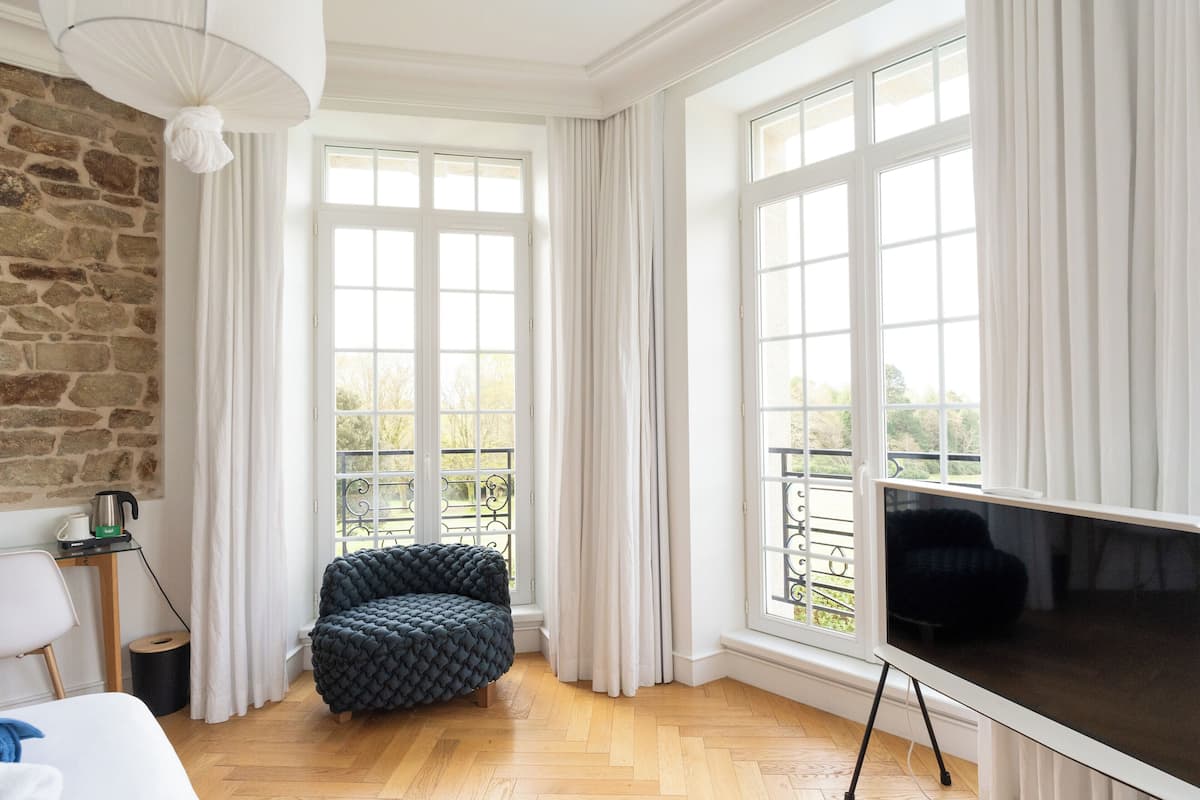 deluxe double room, sea view | in-room safe, laptop workspace, soundproofing, free wifi