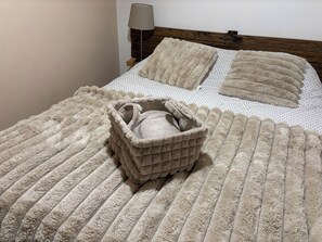 2 bedrooms, travel crib, WiFi