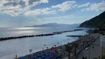 Am Strand, schwarzer Sandstrand, Rudern/Kanufahren