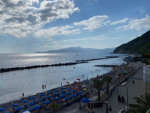 On the beach, black sand, rowing - Gli Scogli - Luxury Residence (Chiavari)