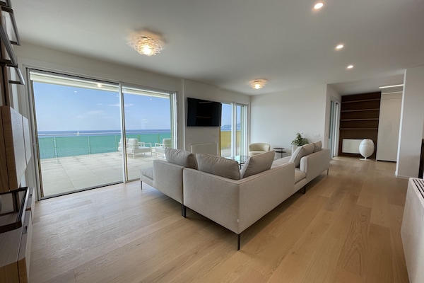 Penthouse presidencial | Área de sala de estar | Televisión LED de 55 pulgadas con canales vía satélite y televisión