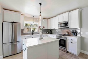 Fridge, microwave, stovetop, dishwasher