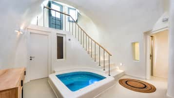 Indoor spa tub